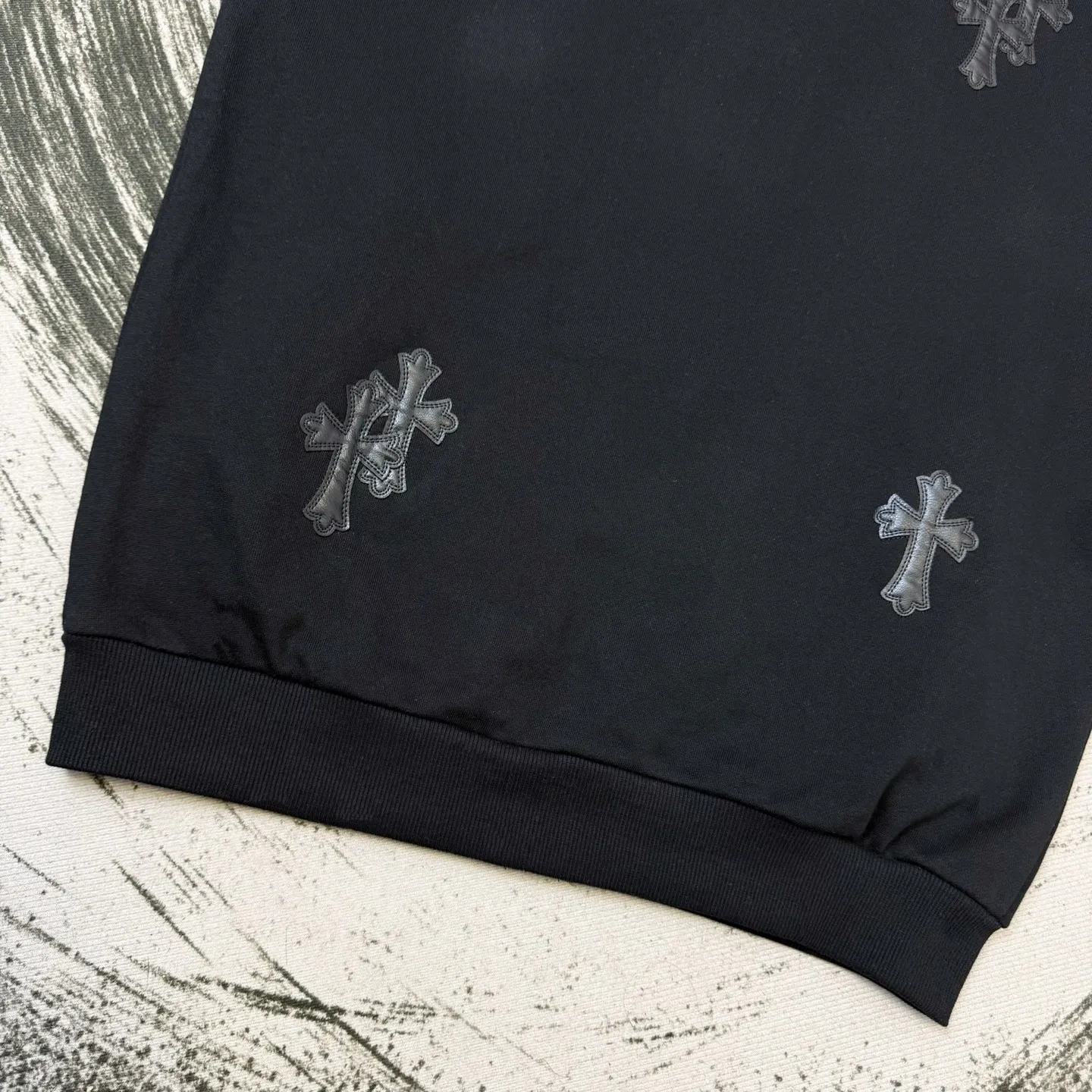 P310 Chrome Hearts Miami limited-edition horseshoe embroidered leather label hooded jacket, the same style at ChromeHearts counters. Made of 430g double-strand double yarn pure cotton terry fabric. The original custom hardware zippers are restored in place. The handle is very textured. Three-dimensional and atmospheric. Versatile and easy to wear in autumn. Simple and elegant. It adopts the os version. The upper body effect is great. Suitable for all body types. Soft and comfortable. CH Sanskrit embroidered letters on the front and large horseshoe Sanskrit leather label on the back. The small mark on the hem is the finishing touch. It is machine washable. It will not fade or deform. It has complete accessories. Original mold opening. Perfect restoration. ZP 2:1. Same style for men and women. Versatile and not picky. Size: s m l xl. Color: black